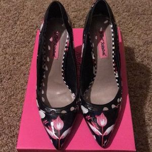 Betsey Johnson Valenese Floral 6.5